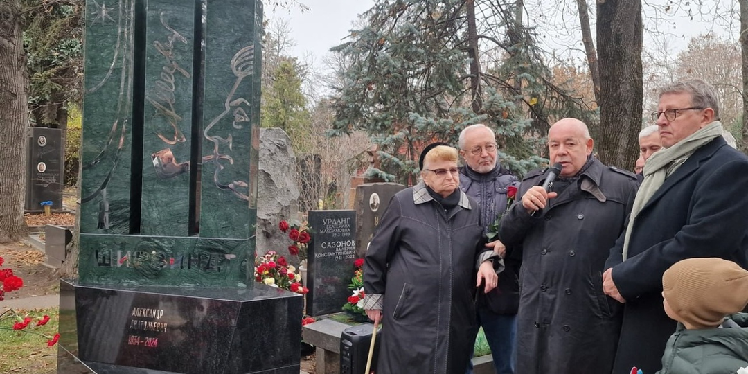 На Новодевичьем кладбище состоялось грандиозное открытие памятника Александру Ширвиндту. Церемония собрала звезд театра и кино