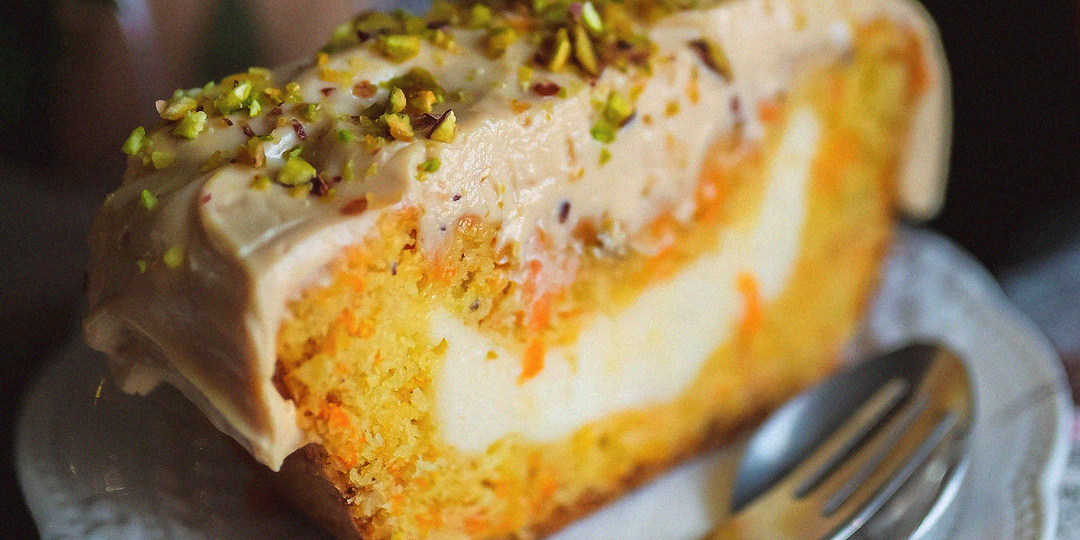 Морковный кекс с творожной начинкой и карамельным кремом: подробный рецепт