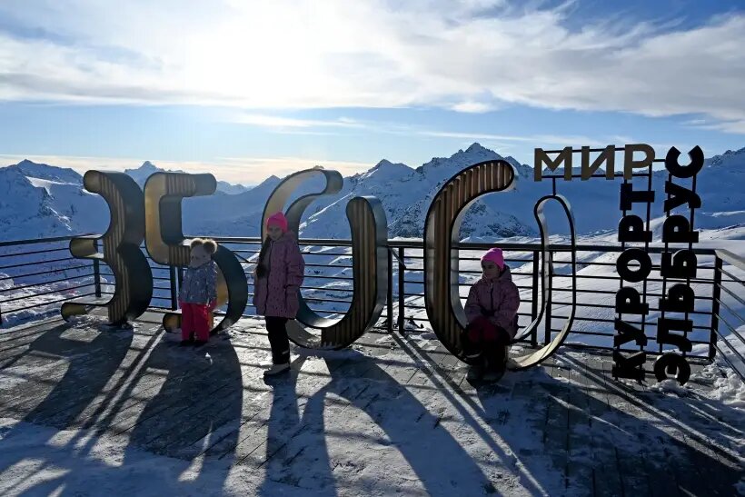     Отдыхающие на горнолыжном курорте "Эльбрус" в Кабардино-Балкарии. © РИА Новости. Сергей Пивоваров