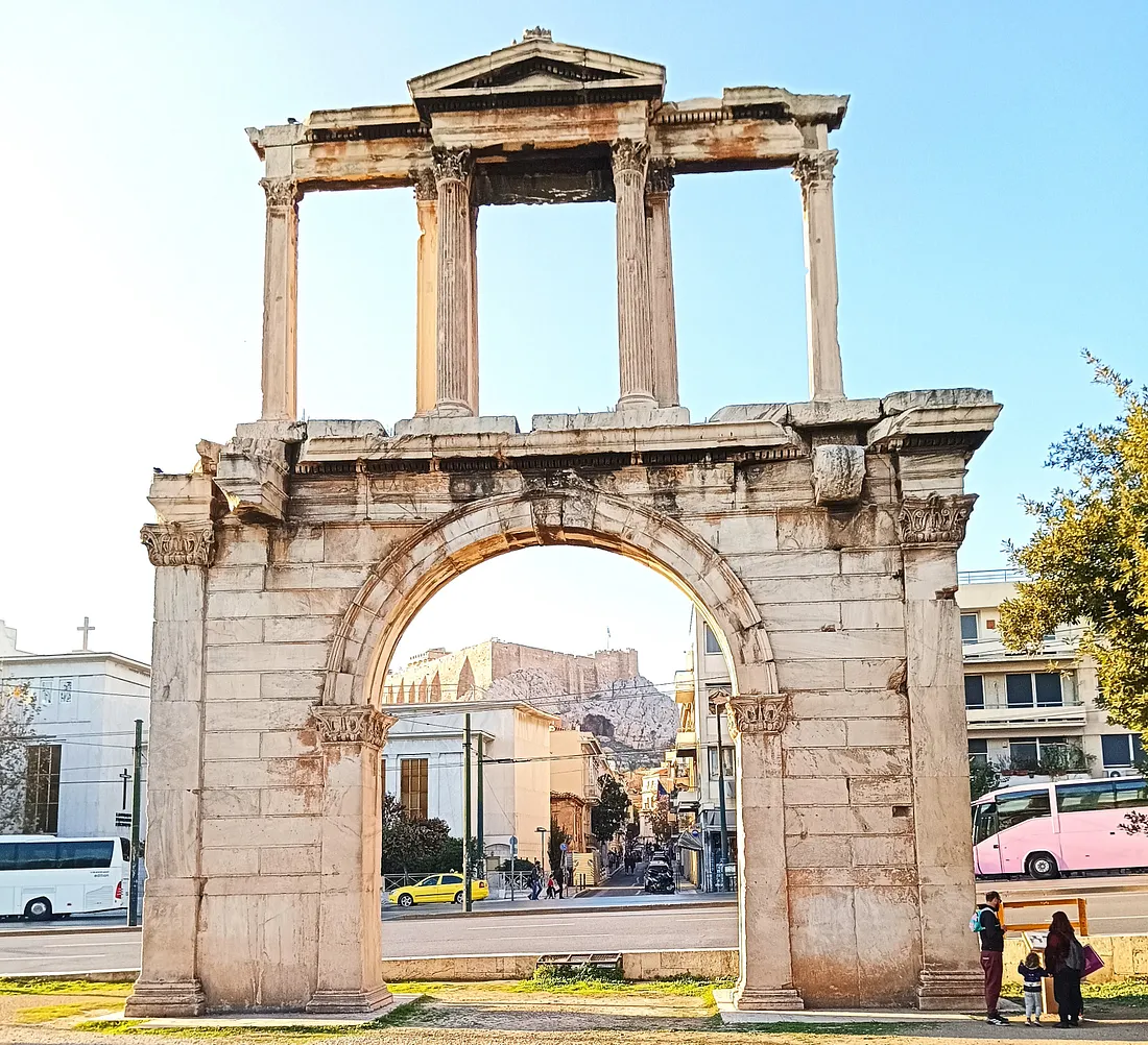 Ворота Адриана расположены в самом центре Афин