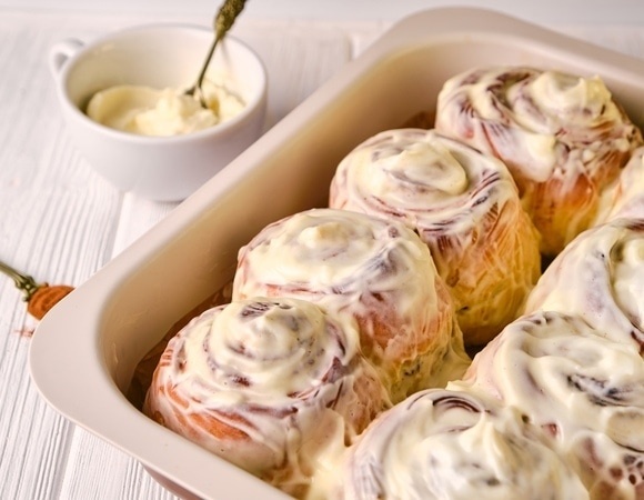 Кулинарам предложили рецепт булочек с корицей, которые всегда получаются