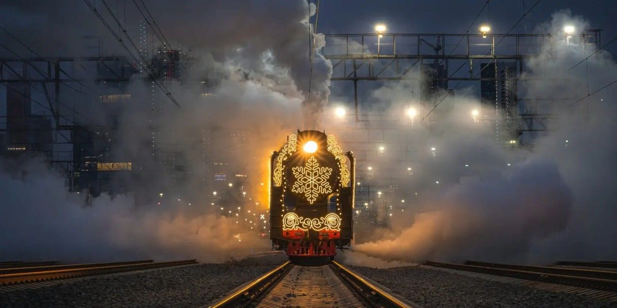 Поезд Деда Мороза — яркий и узнаваемый состав. Источник: poezddedamoroza.ru