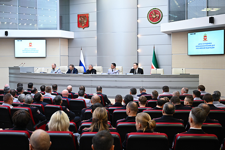    В здании министерства по случаю праздника — Дня сотрудника органов внутренних дел — полицейских собрался чествовать весь политический бомонд республики.   
Фото: rais.tatarstan.ru