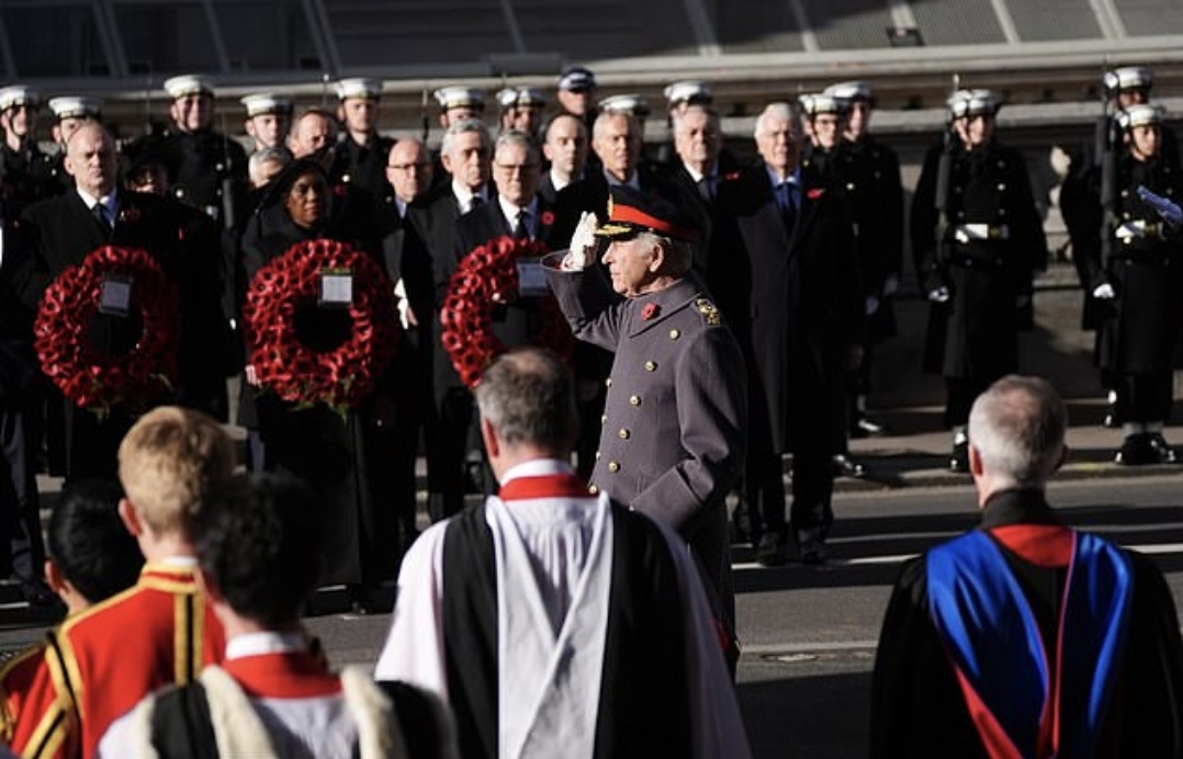Король Карл III во время поминальной службы у Кенотафа в Лондоне.