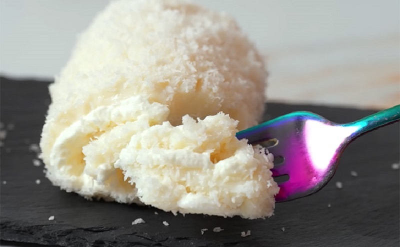 Молочный десерт с кокосом: как быстро приготовить лакомство, похожее на Рафаэлло