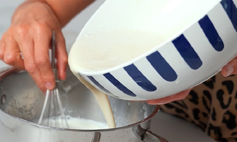 Молочный десерт с кокосом: как быстро приготовить лакомство, похожее на Рафаэлло