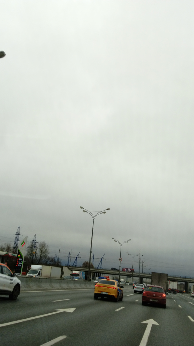 Едем на дачу. МКАД 11 часов утра. Фото автора.