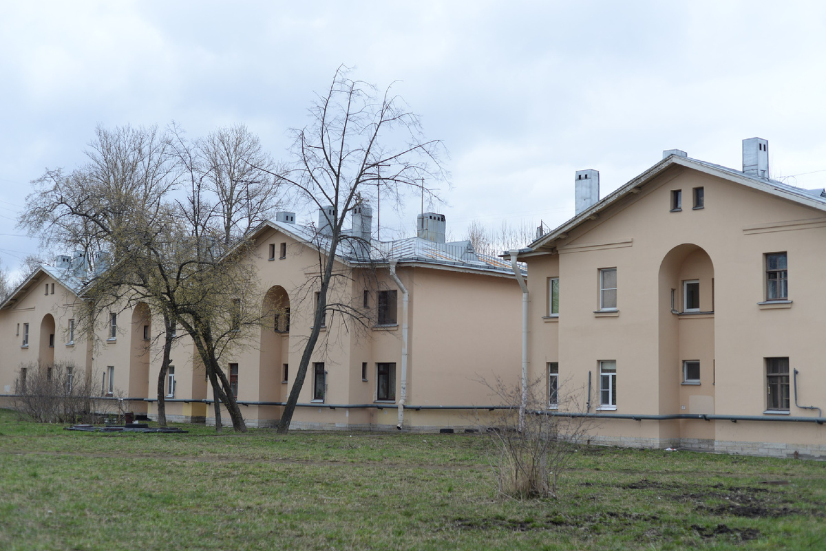 Внутренние фасады домов по улице Ольги Берггольц. источник Википедия / автор фото Mariia Kuzovleva