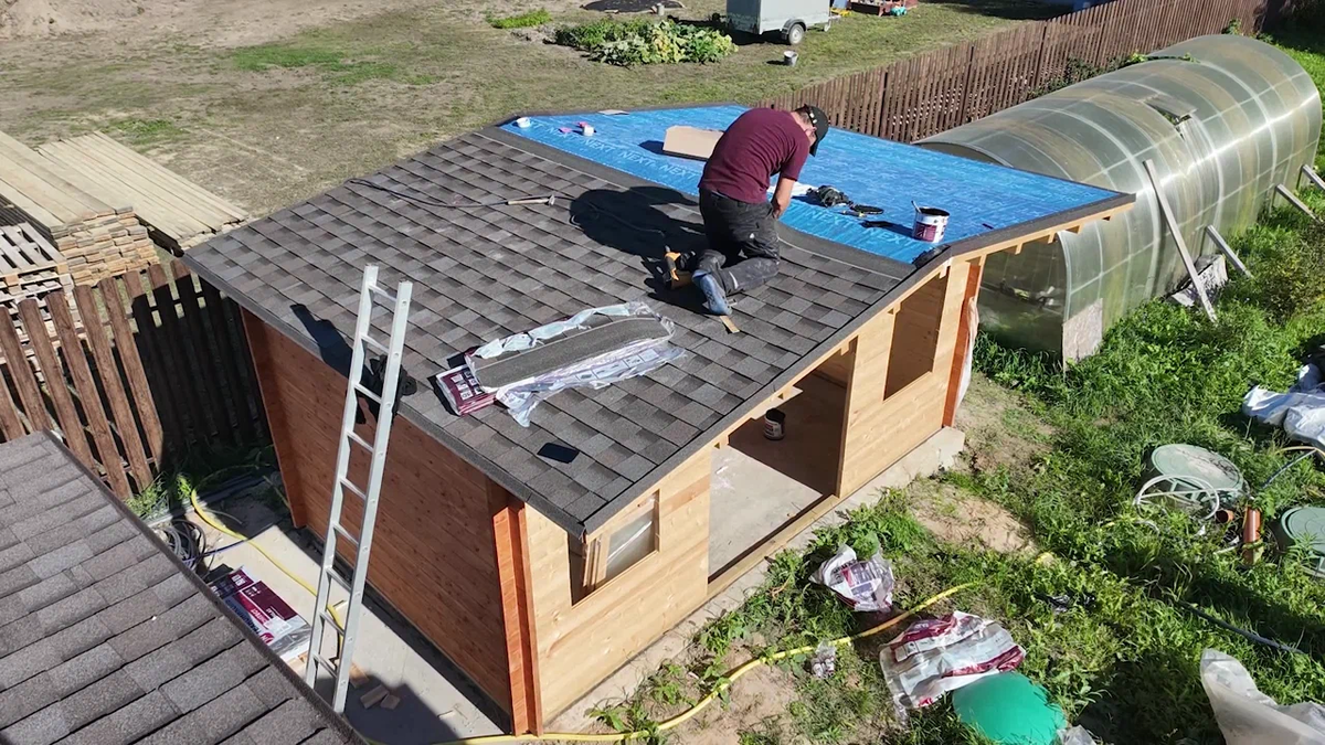 Блогер и деревенский житель Максим решил отойти от этой традиции. Хозблок от ТЕХНОНИКОЛЬ он покрыл гибкой черепицей. Выглядит такая кровля солидно и эстетично, но и стоит немало. Разберемся, стоит ли овчинка выделки.