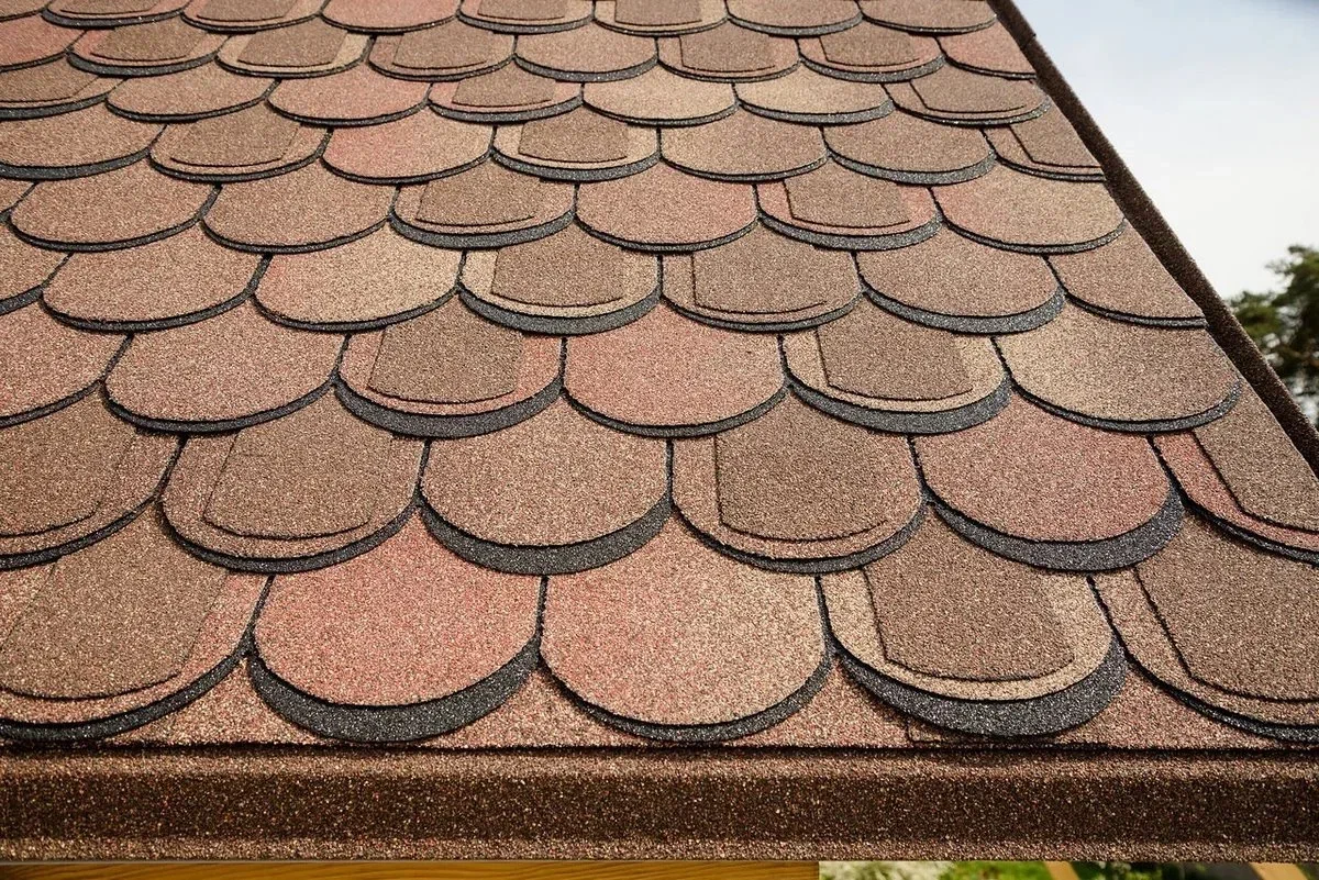 Материал легкий, быстрый в монтаже. А крыша — настоящая броня, которой не страшны ни град, ни снежные шапки и ледяные дамбы