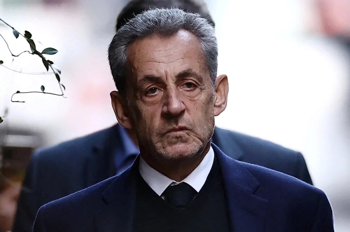    Экс-президент Франции Николя Саркози вышел из тюрьмы, и теперь окажется в более комфортных условиях: дома под судебным надзором.