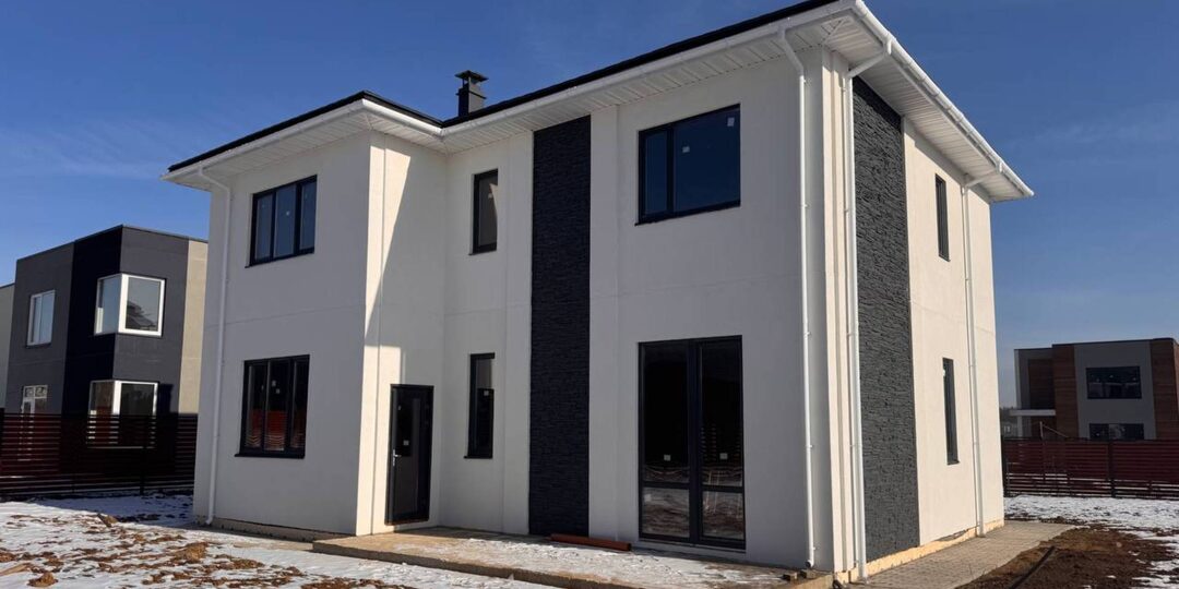 Проект ПБ-149 — двухэтажный загородный дом 9×11 м с террасой и балконом