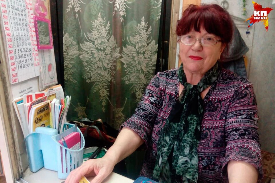 Продавец лотерейных билетов Валентина Васильевна. Фото: Алексей КУЧЕРЯВЫХ