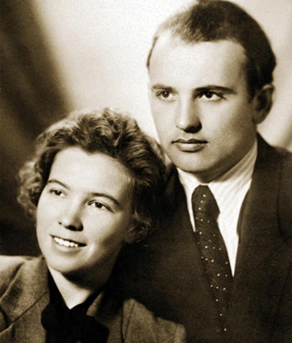 Автор: https://upload.wikimedia.org/wikipedia/commons/thumb/a/a4/Gorbachev_and_hiw_wife_Raisa_1953.jpg/1020px-Gorbachev_and_hiw_wife_Raisa_1953.jpg