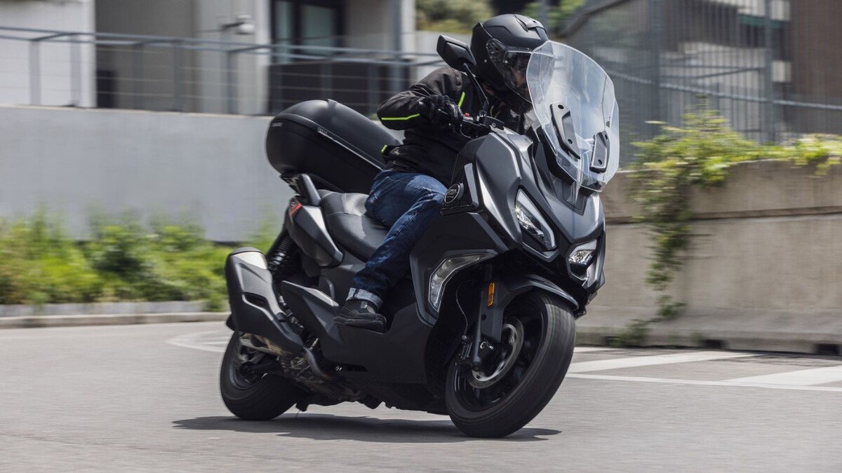 Обтекатель надёжно защищает от ветра и непогоды, одновременно придавая FORT 4.0 элегантный и узнаваемый облик. Разработанный в сотрудничестве с известным европейским бюро Ricardo, его дизайн невозможно спутать: выразительная светодиодная фара с фирменными дневными ходовыми огнями и функцией подсветки поворотов обеспечивает отличную видимость в любое время суток. Эргономичное сиденье гармонично завершает образ — продуманный до мелочей комфорт и уверенность в каждой поездке.