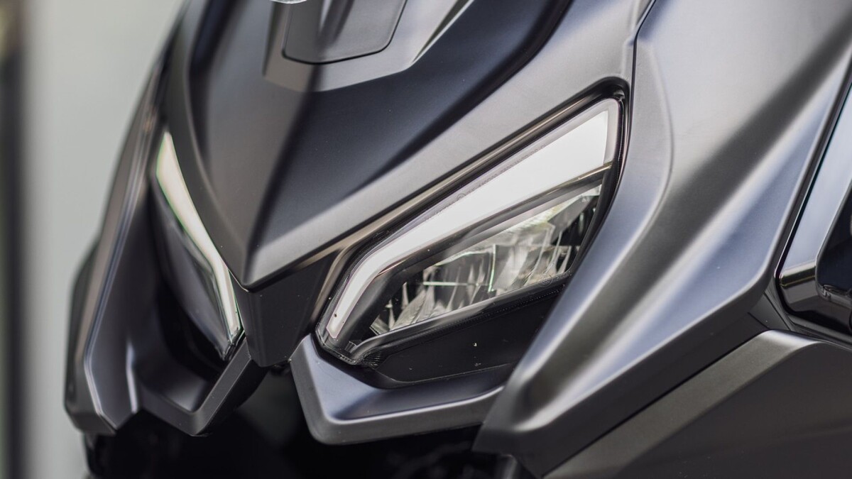 FORT 4.0 оснащён полностью светодиодной оптикой с функцией адаптивного освещения поворотов: фара автоматически направляет свет в сторону движения, повышая безопасность и комфорт при езде ночью и на извилистых дорогах.