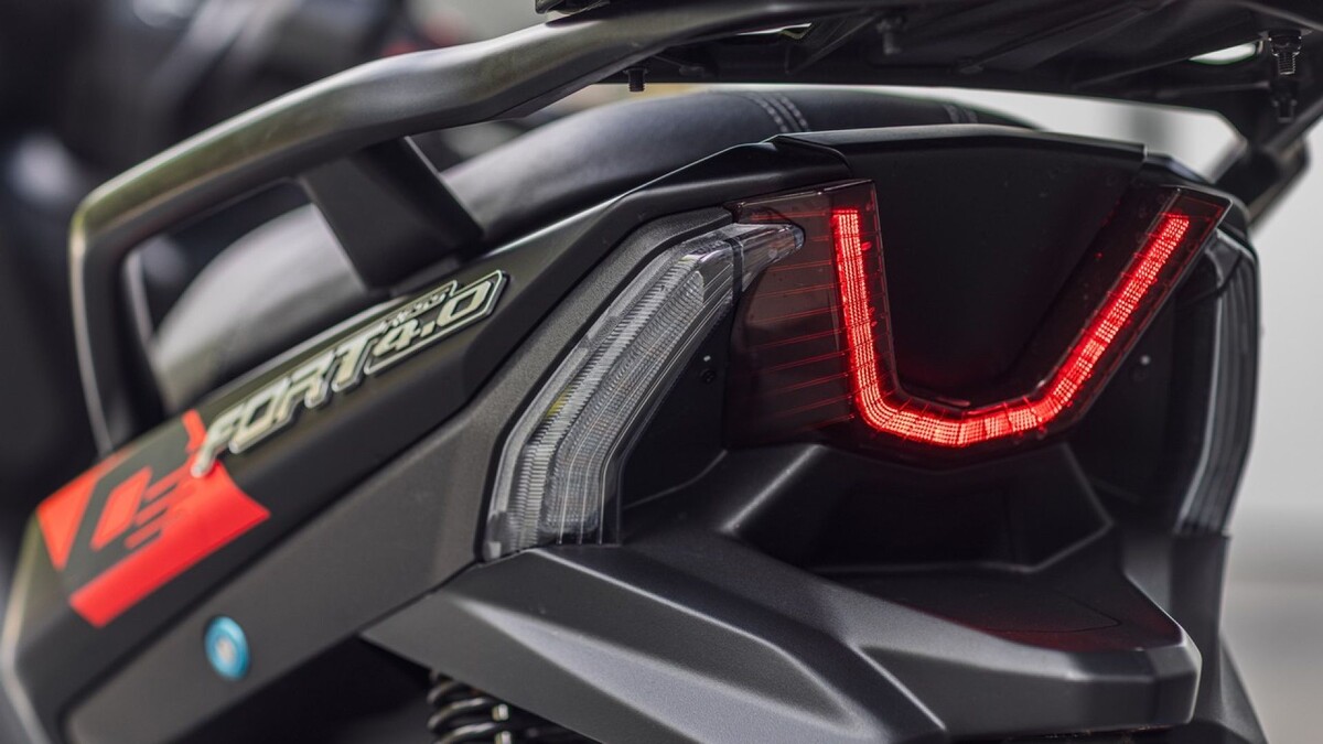 FORT 4.0 оснащён полностью светодиодной оптикой с функцией адаптивного освещения поворотов: фара автоматически направляет свет в сторону движения, повышая безопасность и комфорт при езде ночью и на извилистых дорогах.