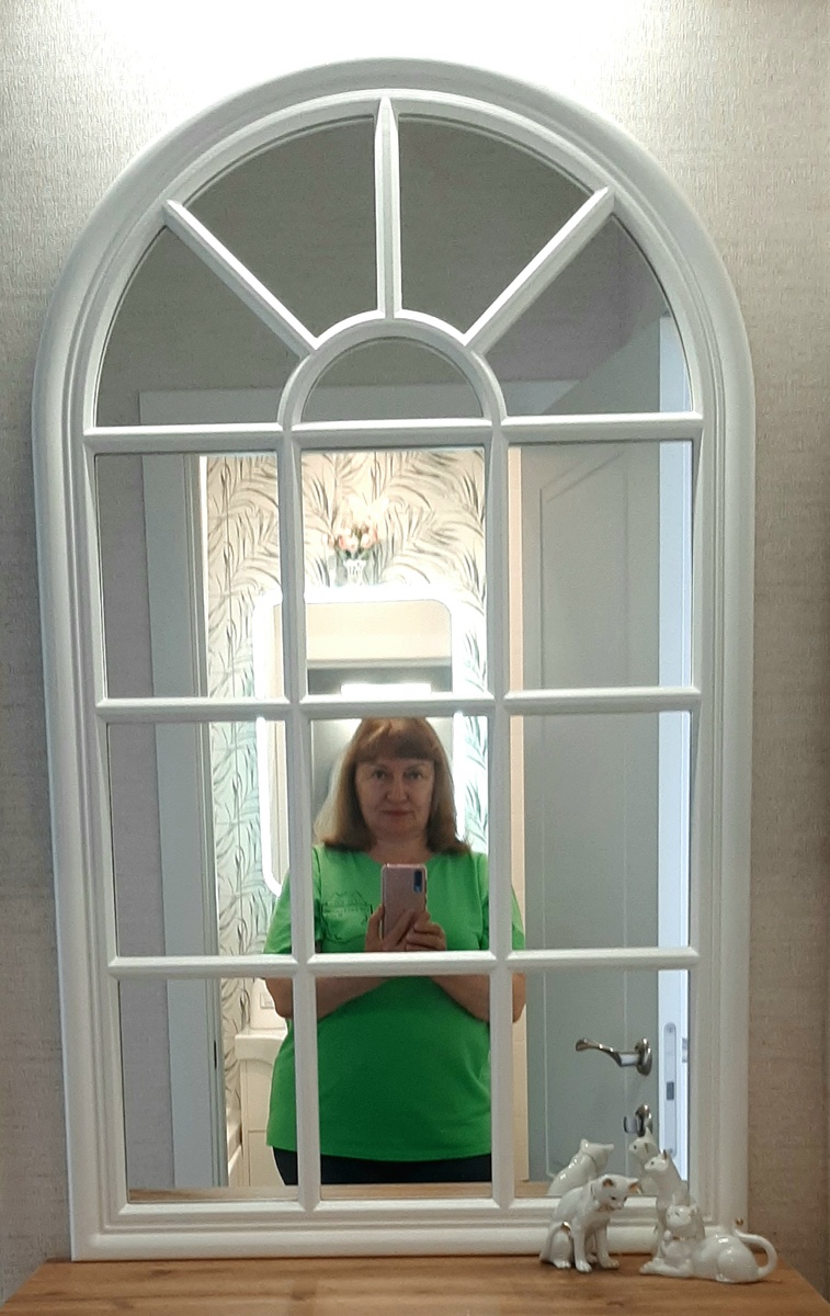 Вот такое зеркало фальш-окно захотелось мне в прихожку в Москве