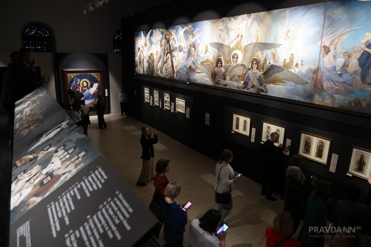    Работа «Радость праведных о Господе» заняла всю стену Манежа