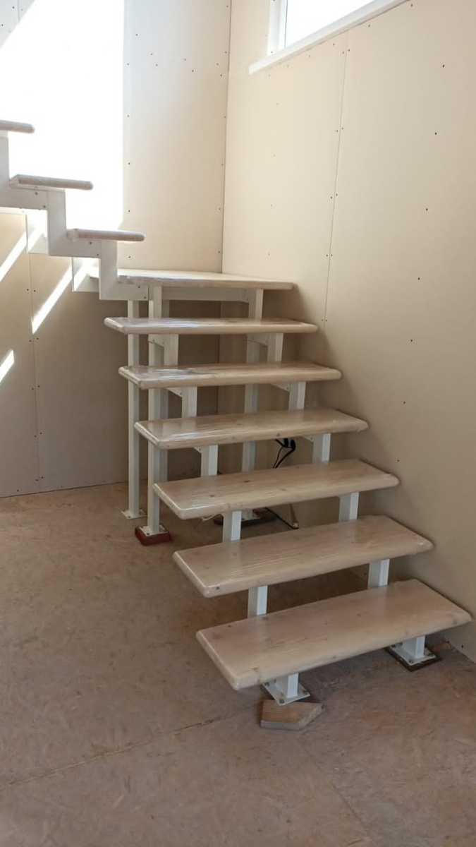 Поэтому важно выбирать только хорошо высушенную древесину — например, сосну или бук, используемые в наших сериях “Престиж” и “Элегант”.