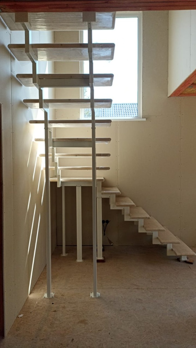 Оптимальным вариантом станет лестница на металлокаркасе с деревянными ступенями.