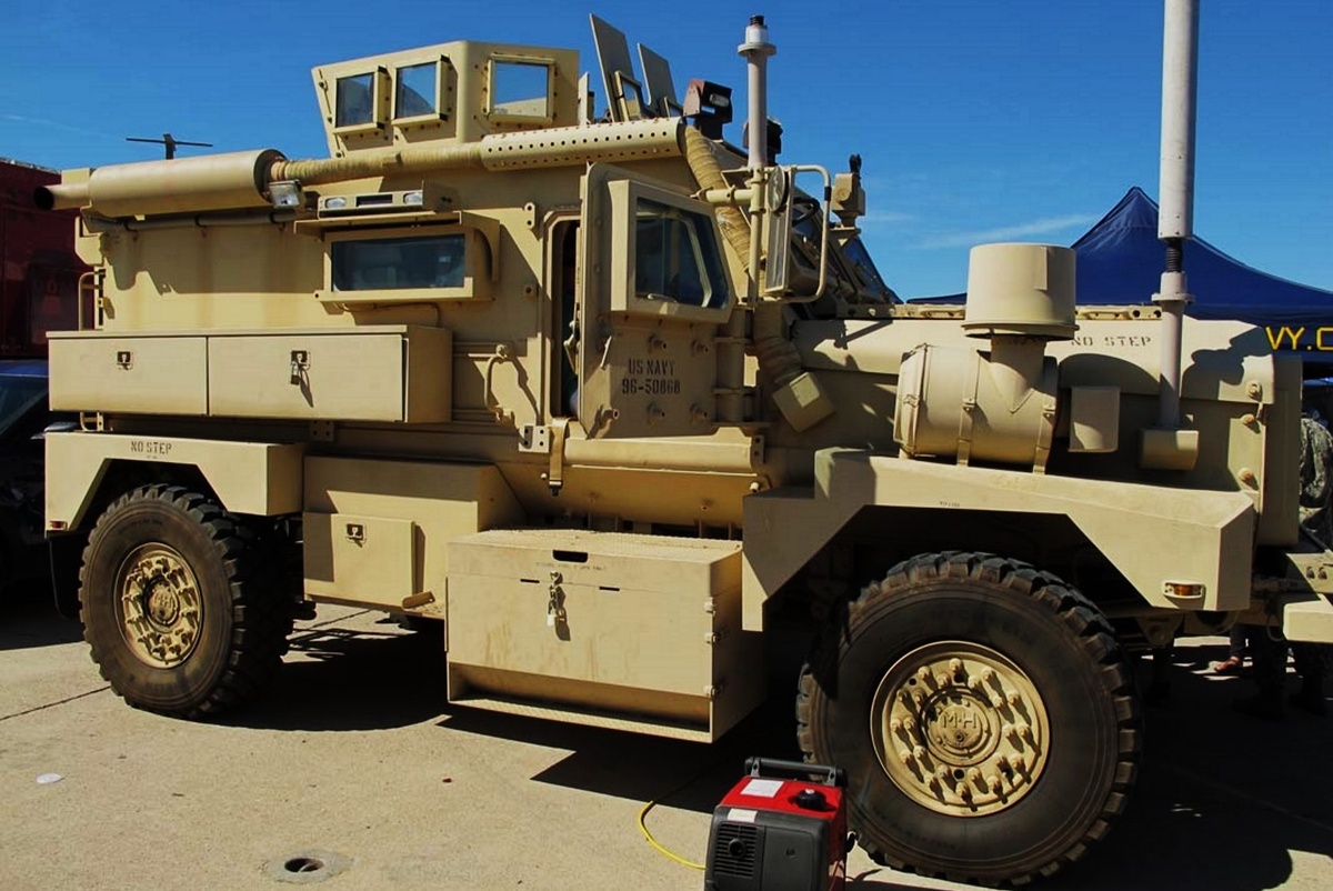 Бронеавтомобиль COUGAR 4X4 MRAP (США).
