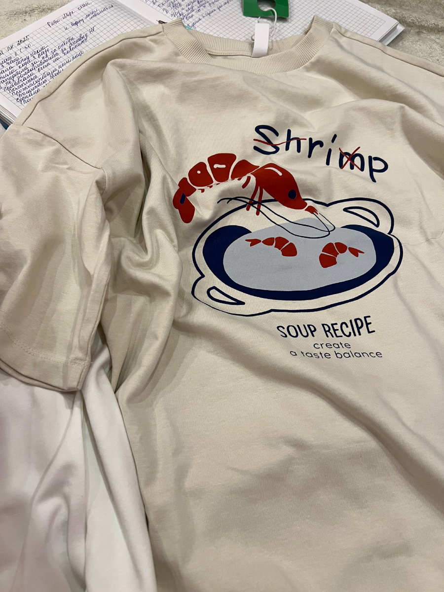 Футболка с креветкой Sela на распродаже. Не реклама, просто делюсь, хлопок, удобные рукава и принт мне нравится такое. Брала в детском отделе. Футболки для мальчиков 🙄