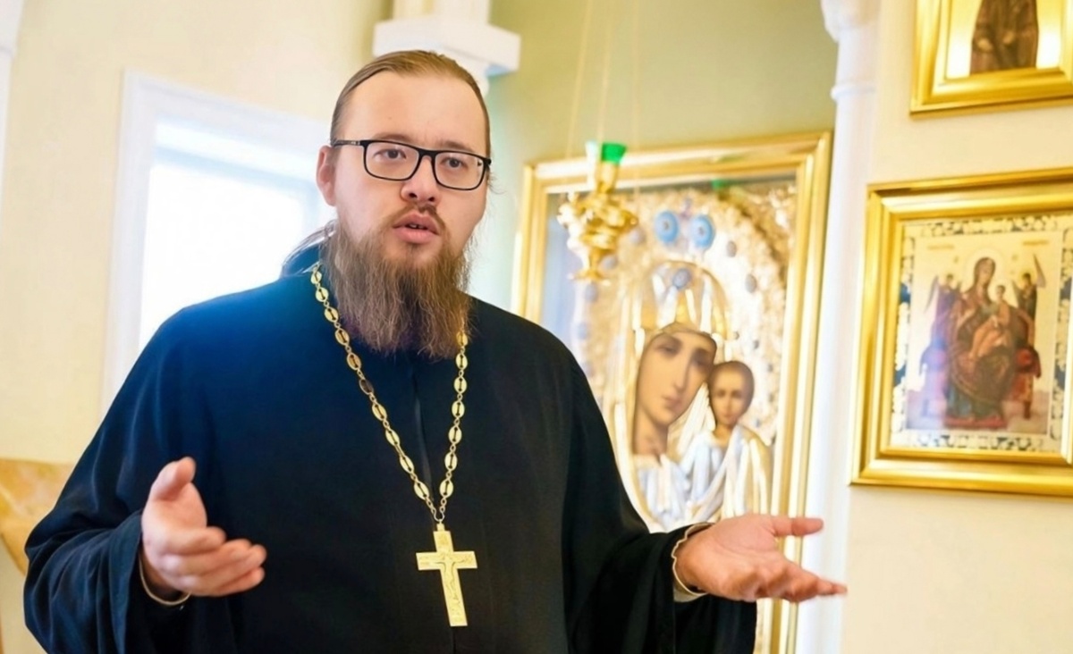 Александр Ермолин — иерей, настоятель храма Смоленской иконы Божией Матери в селе Соловцово и храма Блаженной Матроны и Ксении Петербургской в Казани.