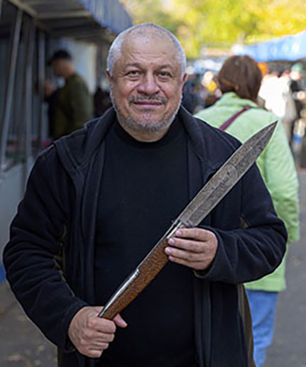 Фото автора с настоящим перочинным ножичком