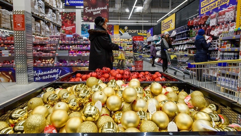 Автор фото: Сергей Ермохин / "Деловой Петербург". Обычно спрос на новогодние товары начинает активно расти ближе к декабрю.