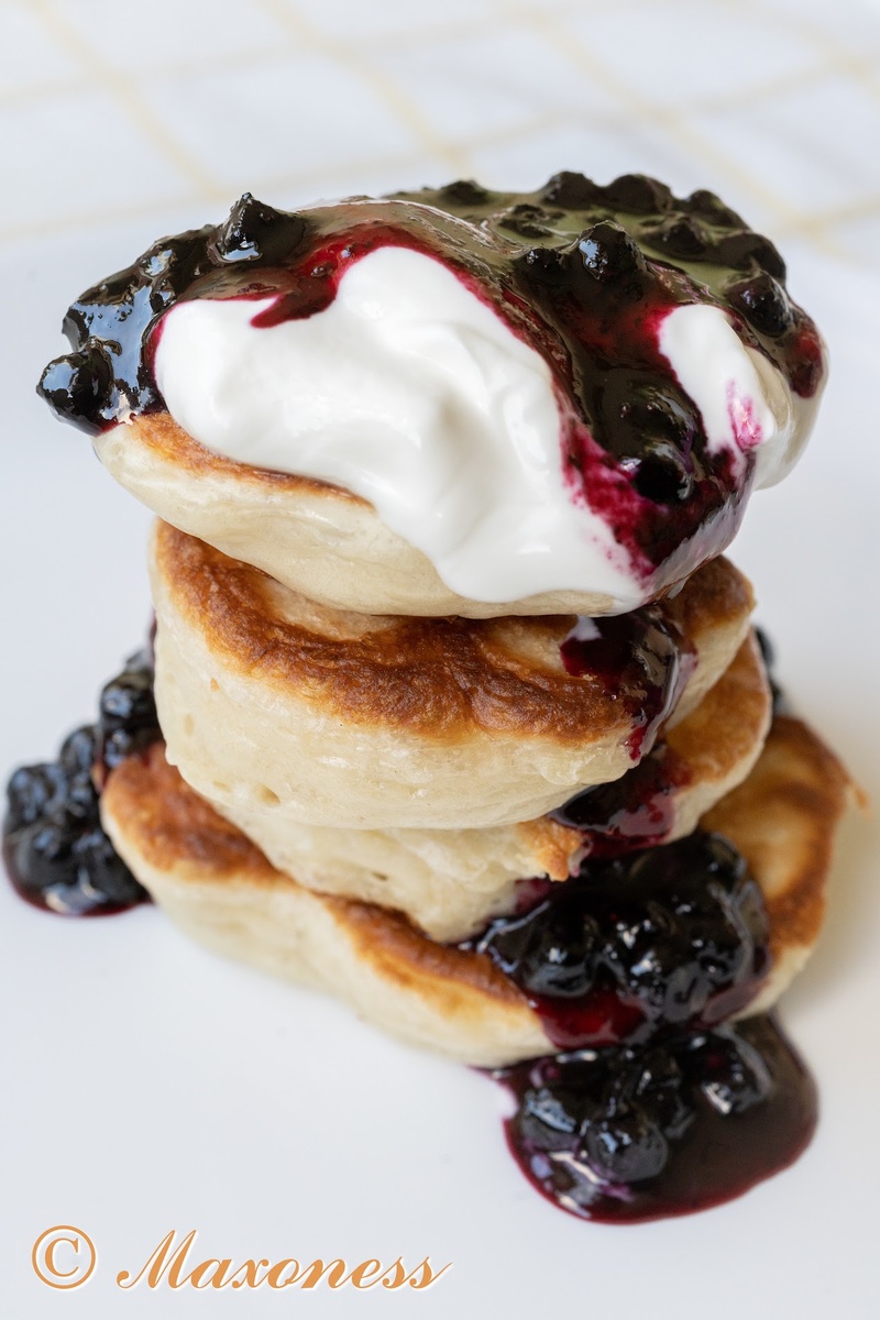 Оладьи со сметаной и вареньем из черной смородины