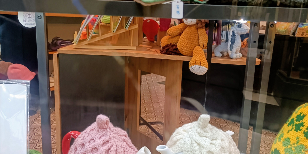 Фарфоровый чайник в шерстяном жилете, ирландский уют и жизненная стойкость