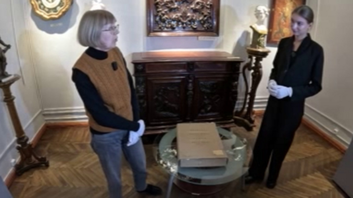    ГТРК «Курск» рассмотрели дворянские альбомы