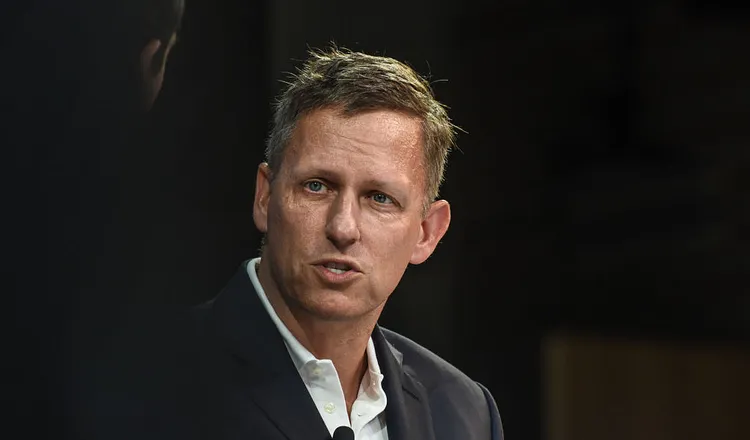 Питер Тиль выступает на конференции DealBook в New York Times в Нью-Йорке 1 ноября 2018 года. (Стефани Кит через Getty Images).