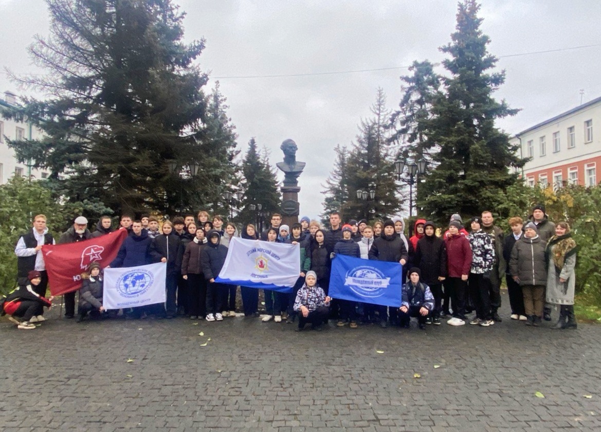 Юные моряки Детского морского центра у памятника Фёдору Ушакову. Фото Наталии Меньшиковой 