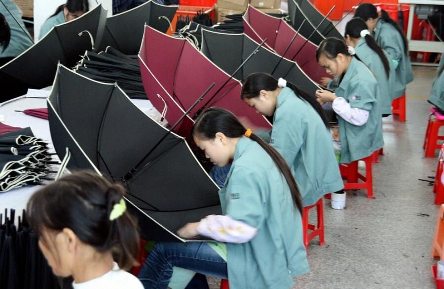 Фото с просторов интернета. Производство зонтов в Китае
