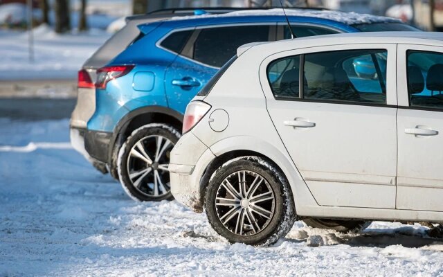 При определенном стечении обстоятельств ручник примерзает и на совершенно новых исправных автомобилях (Фото: ako photography / Shutterstock / FOTODOM)