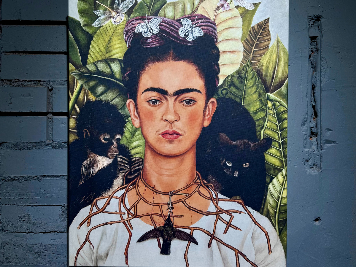 Фотография с тематической выставки "Фрида Кало. Да здравствует жизнь!".