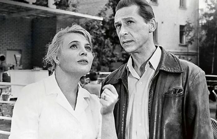 В жизни совсем не такой как в кино.