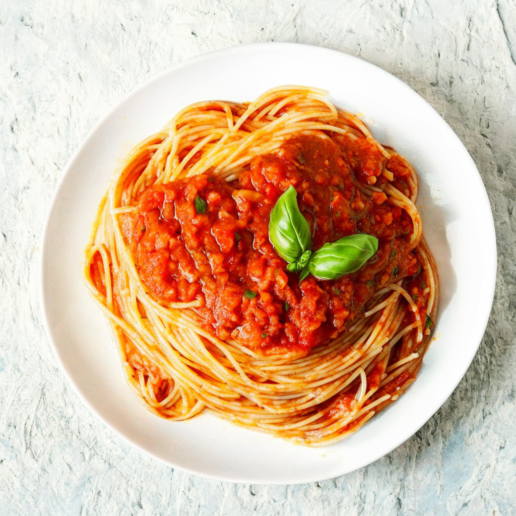 🍝 Паста с томатным соусом и базиликом. Вариант сервировки