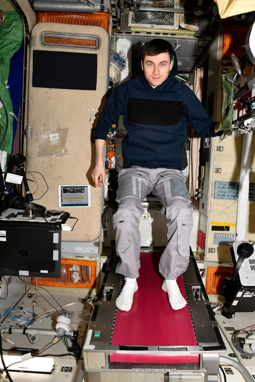 Алексей Зубрицкий занимается на беговой дорожке БД-2 в СМ «Звезда». Фото: Роскосмос