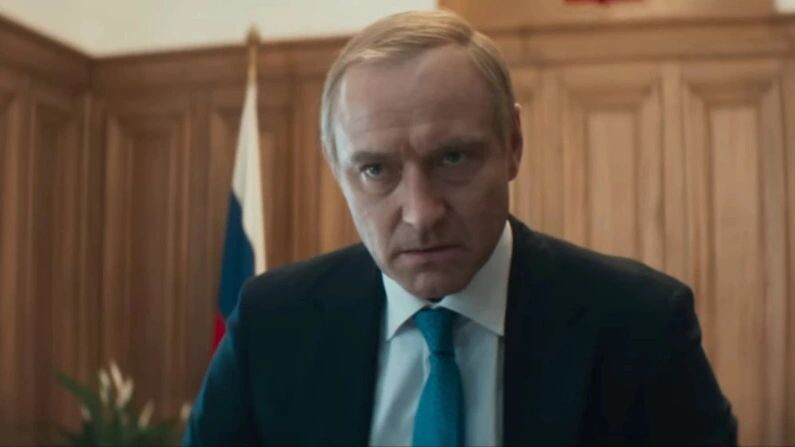    Джуд Лоу в роли Владимира Путина. Кадр видео канала Gaumont/YouTube