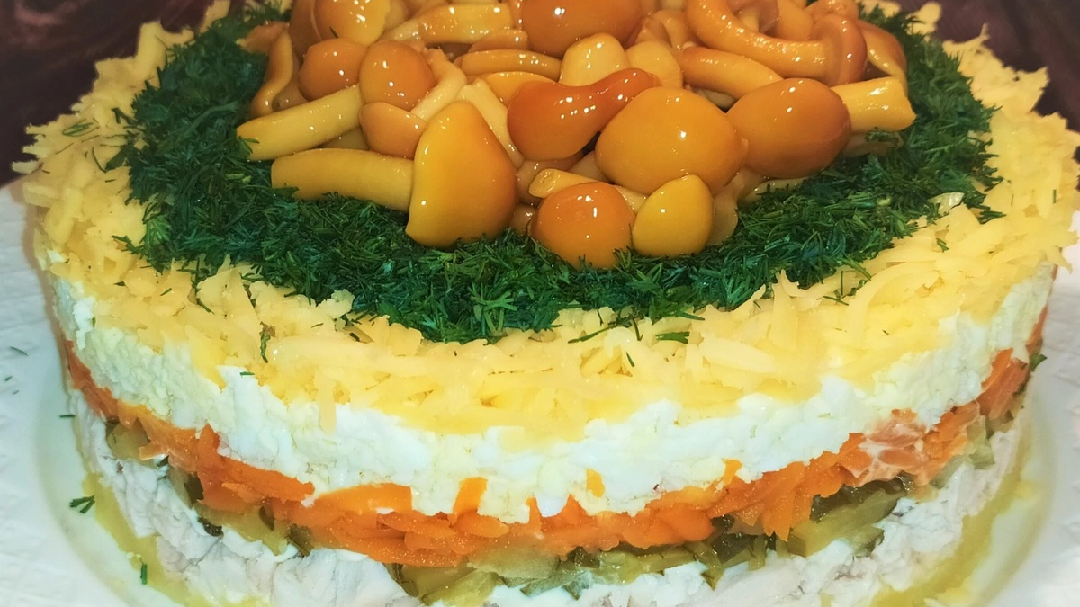 Слоёный салат "Весёлые опята". Фото автора.