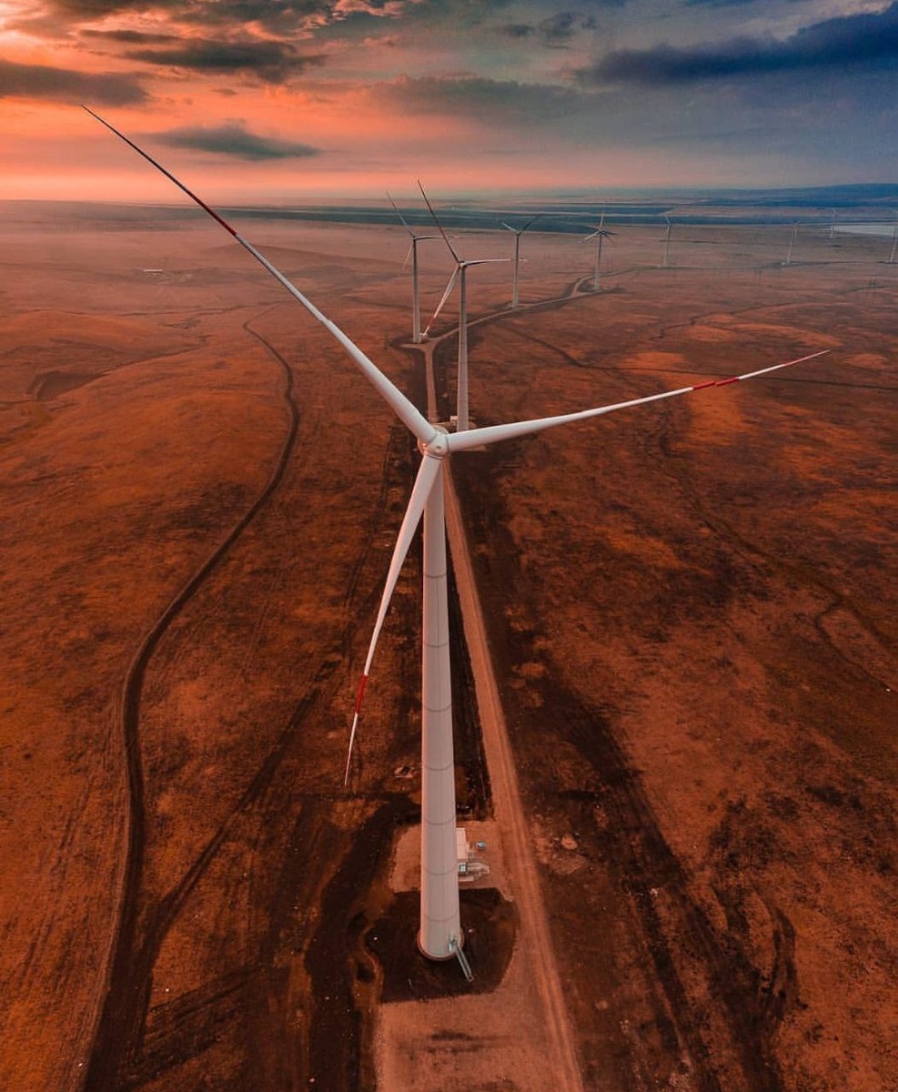 Проезжали мимо ветряков , они скрипят , как седло д'артаньяна . но зрелище захватывающее 