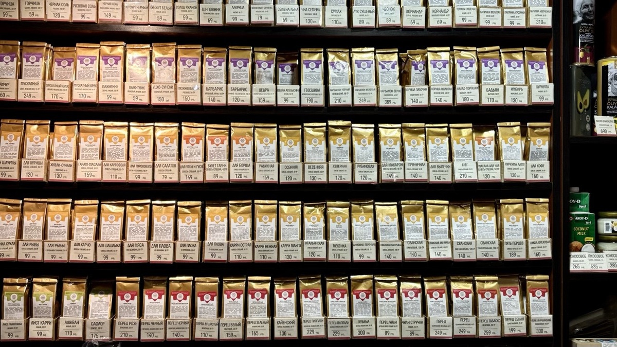 Так выглядит один из стеллажей при музее. Уже удобно расфасованы специи по упаковкам (внутри сами специи еще в дополнительном пакете, чтоб они не выдыхались). На каждой пачке дата фасовки. Еще очень удобно такие упаковки оформлять в подарки близким