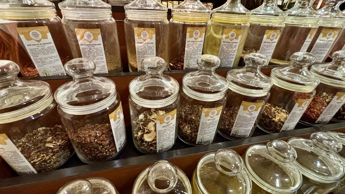 Все в чистеньких сверкающих баночках, с плотно закрывающимися крышками. Аромат в помещении не передать словами какой манящий