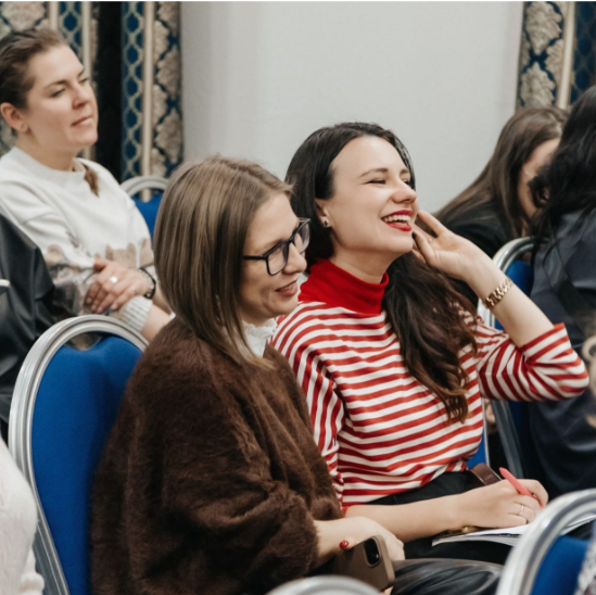 Я в тельняжке. В целом, всегда стараюсь сохранять позитив, даже если мне задвигают какую-то чушь. Как видите, я подготовилась. И даже планировала что-то записывать, но не пригодилось.