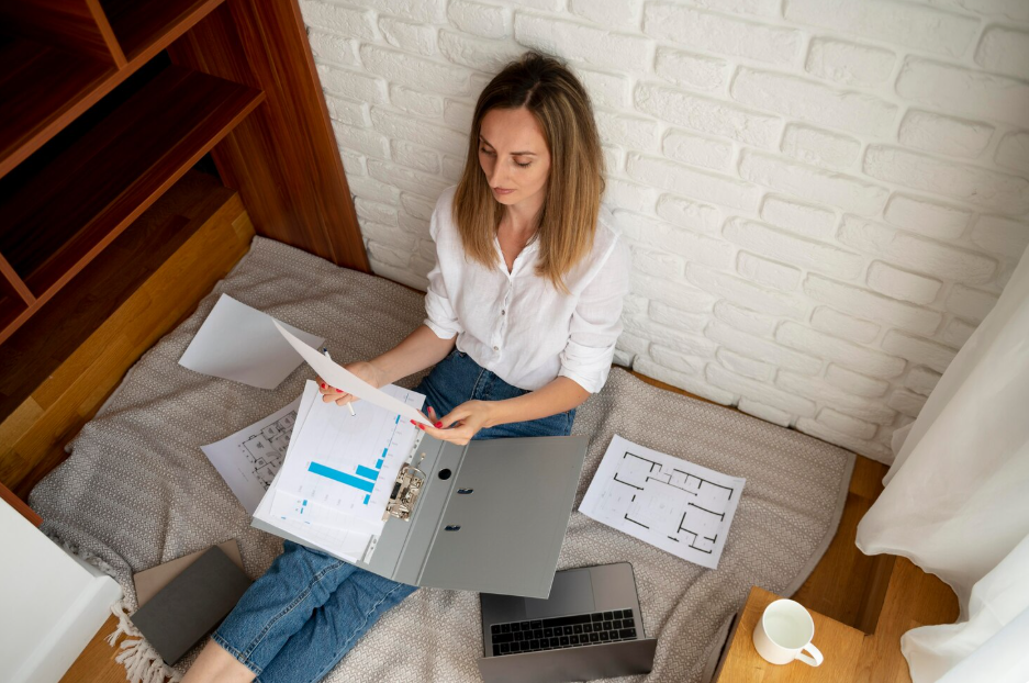 Молодая женщина размышляет о финансовых решениях