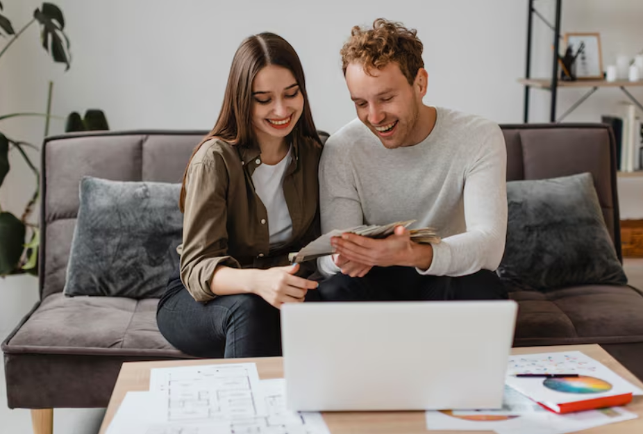 Молодая пара вместе планирует свои финансы