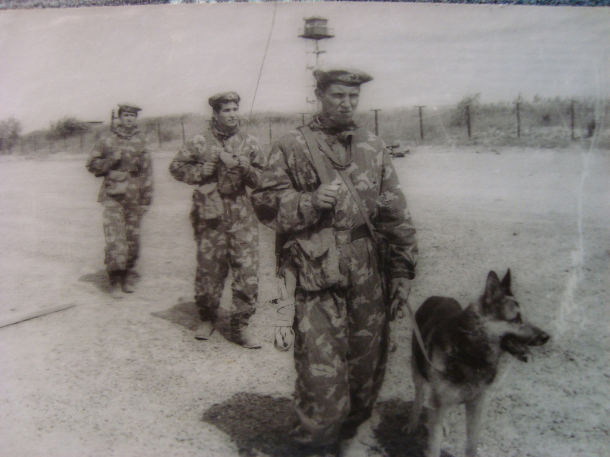 Даже КСАПовский погран наряд вооружен режуще колющими только клыками собаки 